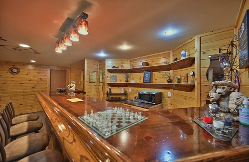 White Haven House | Pickleball/Basketball 11 BR 6.5 BA Sauna HotTub Pool TablenFREE Tesla EV Charger