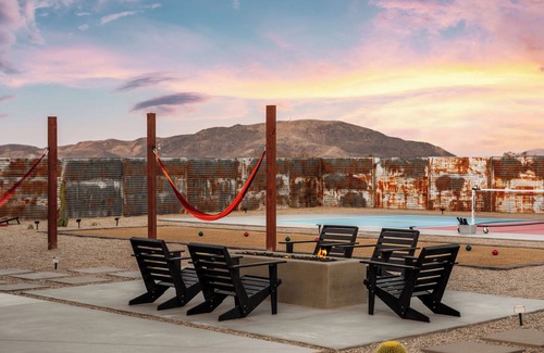 Joshua Tree House | Pickleball Court - Heated SaltPool - EV Charger - Fire pit - Daybed in JT