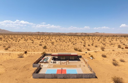 Joshua Tree House | Pickleball Court - Heated SaltPool - EV Charger - Fire pit - Daybed in JT