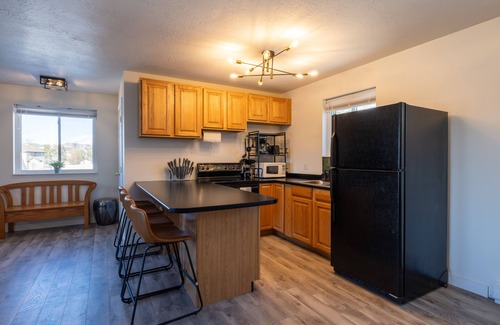 Draper Apartment | Pickleball - Mini Golf - Skiing - Games - Mt. Biking - Cozy Private Suite