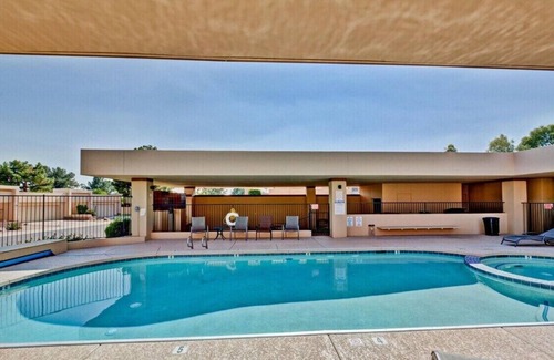 South Scottsdale House | Pickleball, Tennis, Pool Spa, Bike Trail, Private, Pet Friendly, Family Friendly
