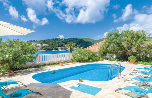 Sumartin Villa | Picturesque 4 bed villa with lovely sea views