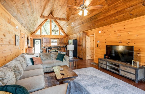 Blue Ridge Cabin | Piece of Paradise ~Hot Tub ~Pool Table ~Fire Pit