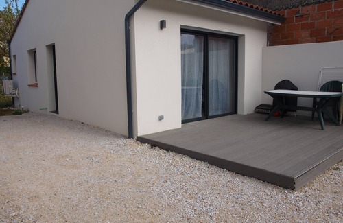 Villefranche-de-Lauragais House | Pied à terre Girls from the gardens