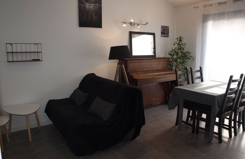 Villefranche-de-Lauragais House | Pied à terre Girls from the gardens