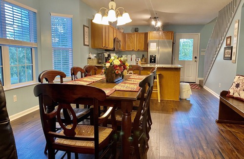 Pigeon Forge House | Pigeon River Cottage, river front, newly remodeled, 1 mile from Parkway.