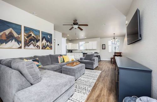 Flagstaff House | Pikes Peak Retreat - A Cozy 4-bedroom Townhome in Flagstaff