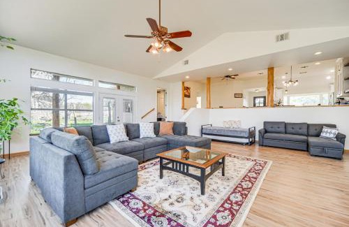 Dripping Springs House | Pin Oak Farmhouse with Patio in Dripping Springs