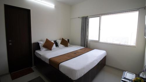 Malad East Hotel | Pinaki Comfort Stay Malad - Near Nesco & Oberoi Mall