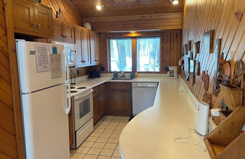 Lake Delton House | Pine Cottage on Blass Lake