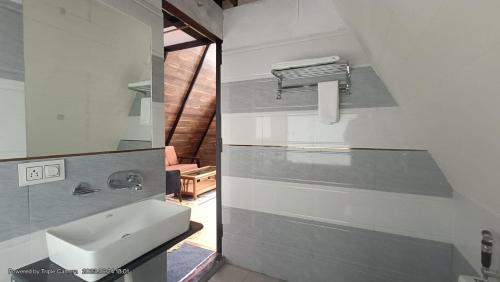 Naina Range Resort | PINE CROFT AROMA luxury villas and Resort