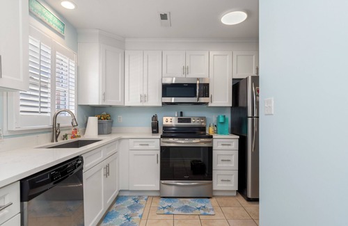 Pine Knoll Shores Condo | Pine Knoll Townes 126 – Oceanside 2BR w/Pool, Porch & Beach Access