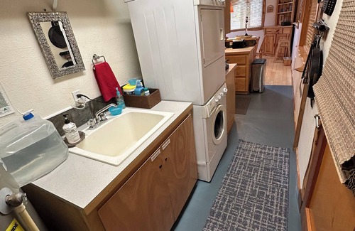 Packwood Cabin | Pine Lodge Sleeps 12 Fees for 7+ Hot Tub AC EV Charger Pets