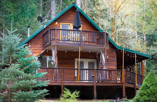 Packwood Cabin | Pine Lodge Sleeps 12 Fees for 7+ Hot Tub AC EV Charger Pets