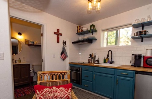 Prescott House | *Pine Needle Retreat *Fireplace *Romantic Getaway