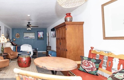 Prescott House | *Pine Needle Retreat *Fireplace *Romantic Getaway