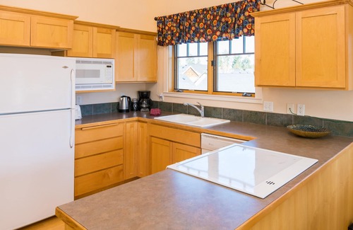 Sisters Condo | Pine Rest - Escape to this beautiful condo A/C, pet friendly near downtown