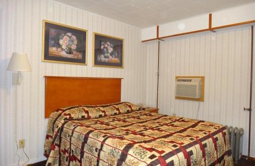 Dodgeville Hotel | Pine Ridge Motel