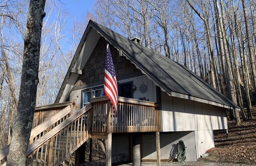 Beech Mountain Ski Chalet | Pine Ridge retreat on Beech Mountain, quiet with fireplace and mountain views!