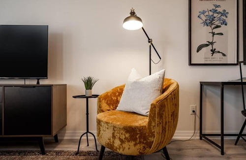Orangeville Villa | Pine View Row: Luxurious Designer Townhome