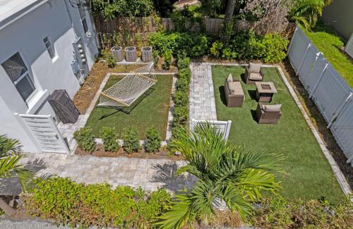 Gillespie Park Apartment | Pineapple Paradise #3 13 min to Beach Fire Pit