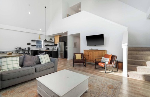 Hollister House | Pineapple Pointe - Stay for 20