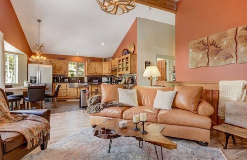 Florissant Cabin | Pinetop Cabin! Hot Tub, BBQ, Arcade & Scenic Views