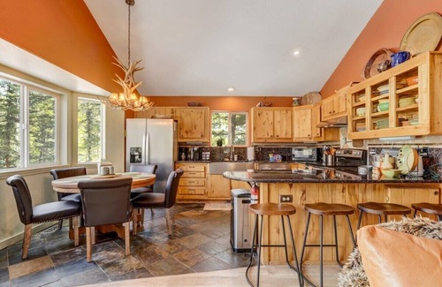 Florissant Cabin | Pinetop Cabin! Hot Tub, BBQ, Arcade & Scenic Views