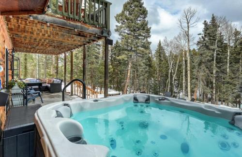 Florissant House | Pinetop Cabin Hot Tub BBQ Arcade Scenic Escape