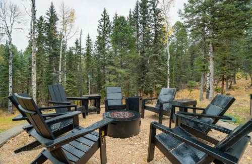 Florissant House | Pinetop Cabin Hot Tub BBQ Arcade Scenic Escape