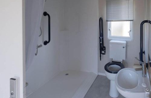 Wells-next-the-Sea Cabin | Pinewoods Easy Access sleeps 6 – dog friendly
