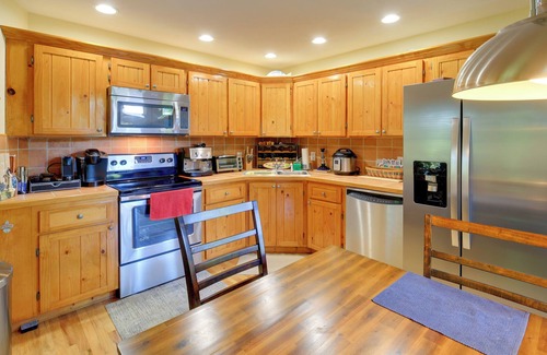 Piney Creek Cabin | Piney Creek Cabin w/ Deck, Grill & Mountain Views!