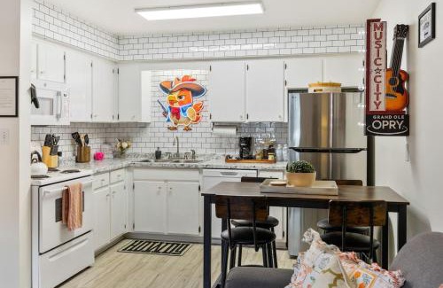 Music Row House | Pink Dreams - Walk to Live Music, Bars, Restaurants - Free Parking