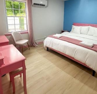 Dickerson Road House | Pink Nashville Cottage - Girls' Trip, 12 Min to Broadway