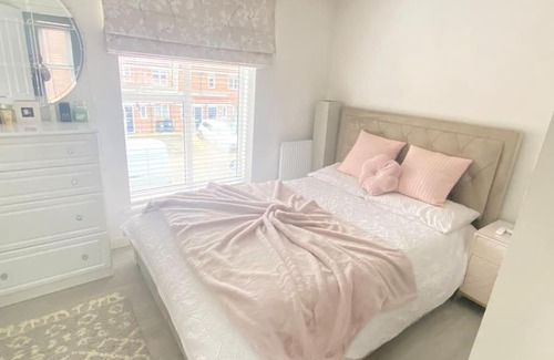 Dunstable Apartment | Pink Paradise - 2 bedrooms in Luton & Airport