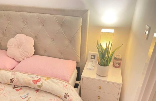 Dunstable Apartment | Pink Paradise - 2 bedrooms in Luton & Airport