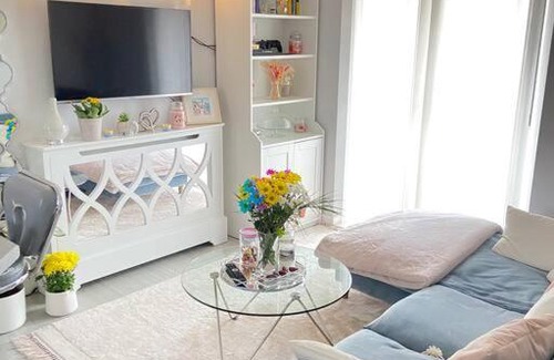 Dunstable Apartment | Pink Paradise - 2 bedrooms in Luton & Airport