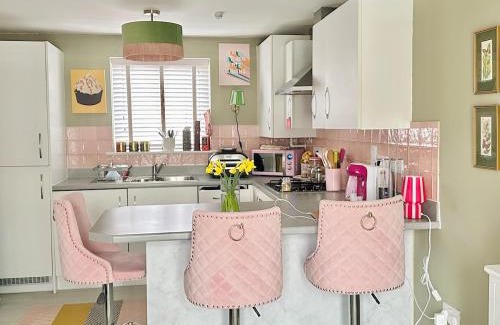 Dunstable Apartment | Pink Paradise