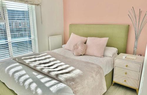 Dunstable Apartment | Pink Paradise