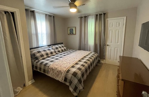 Hampton Cottage | Pink Sunset Cottage - 3 minutes from the Beach