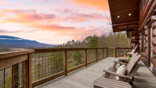 Pittman Center House | Pinnacle Chalet by AvantStay Luxury Cabin w Panoramic Views Fireplace Game Room