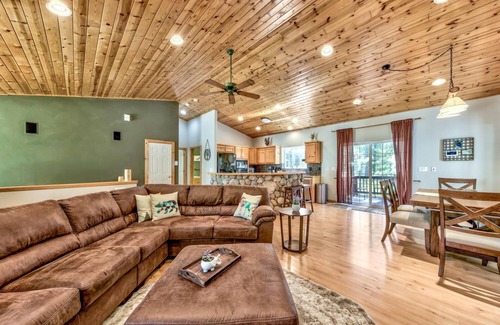 Country Club Estates Ski Chalet | Pioneer Pines - HotTub, Pets, Foosball, 3 Fireplaces, Workspace