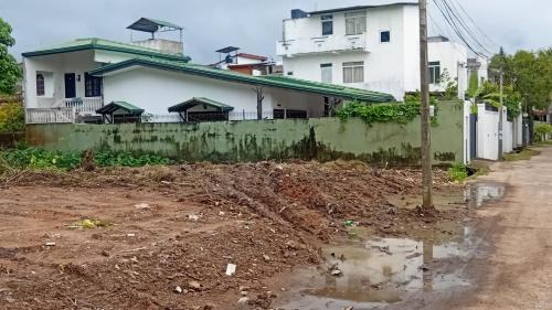 Boralesgamuwa Apartment | Pirivena Garden Resort- Homestay AC Room with Attached Bathroom and WiFi