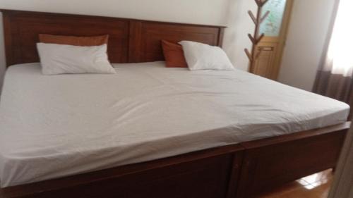 Boralesgamuwa Apartment | Pirivena Garden Resort- Homestay AC Room with Attached Bathroom and WiFi