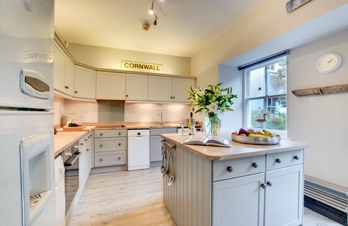 Porthcurno Apartment | Pisces - Three Bedroom Apartment, Sleeps 6