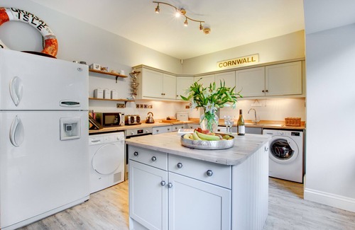 Porthcurno Apartment | Pisces - Three Bedroom Apartment, Sleeps 6