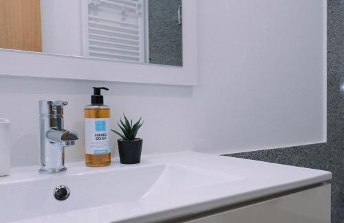 Vigo Apartment | Piscina y garaje cerca del centro by CABANA Rentals