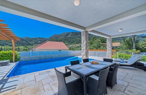 Pitve Villa | Pitve Villa Sleeps 10 with Pool Air Con and WiFi