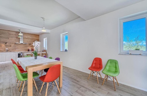 Pitve Villa | Pitve Villa Sleeps 10 with Pool Air Con and WiFi