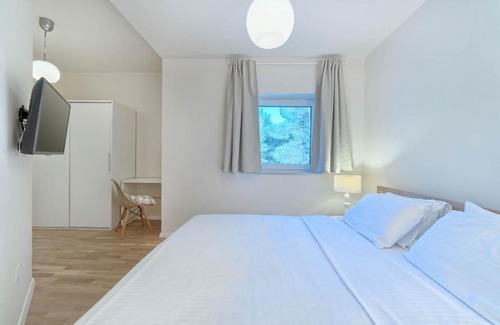 Pitve Villa | Pitve Villa Sleeps 10 with Pool Air Con and WiFi